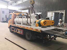 時產(chǎn)1噸炭黑造粒機克服萬難發(fā)往江蘇