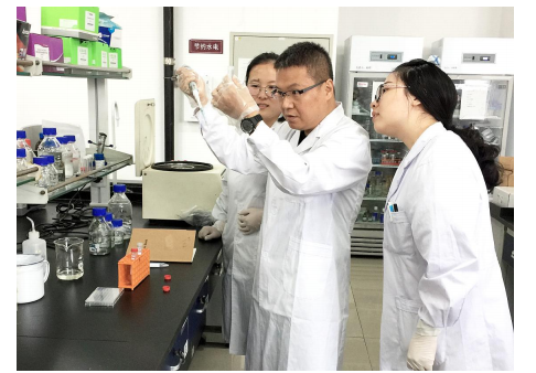 天津科技大學食品科學與工程學院黨委書記、院長杜欣軍（中）